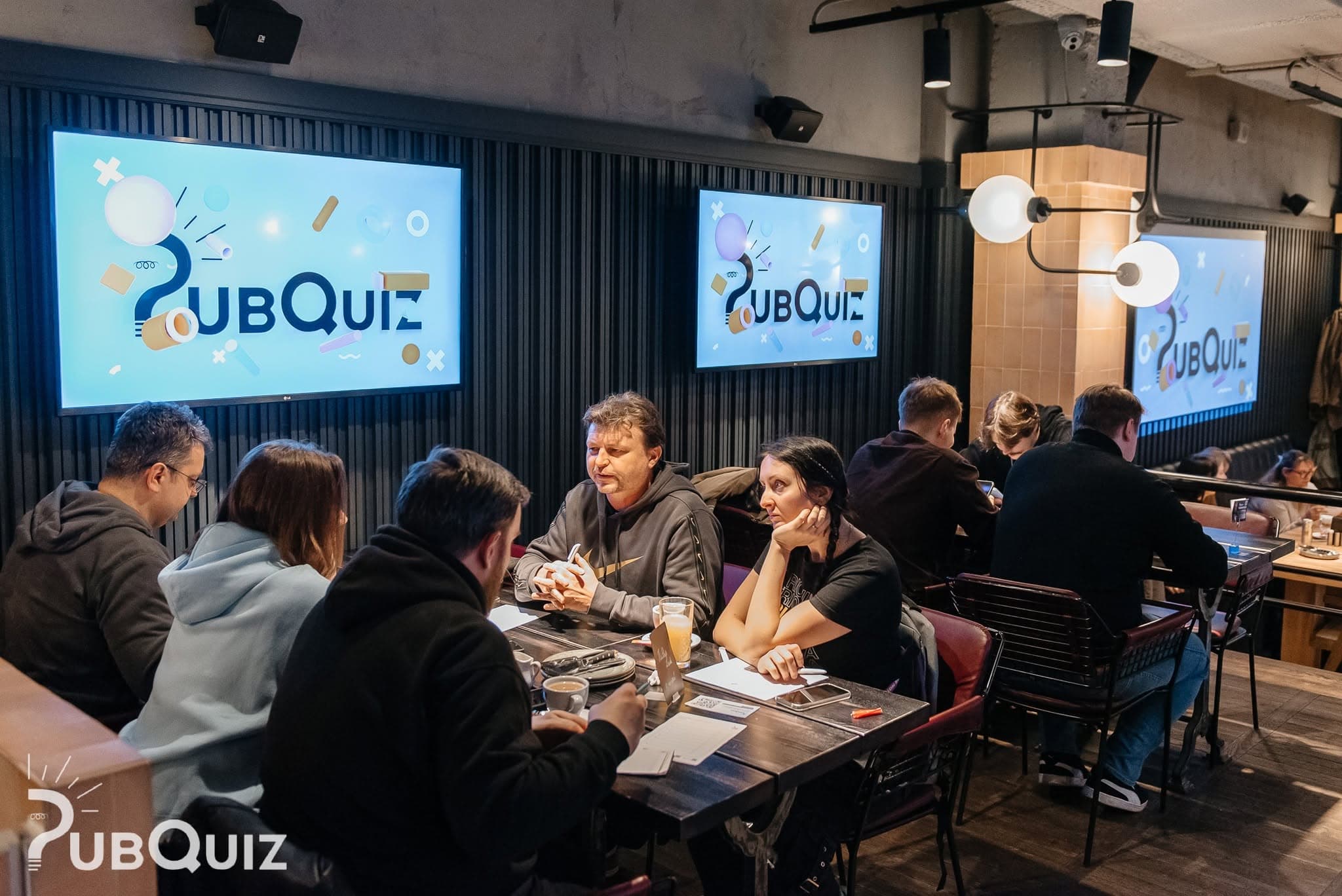 Зал гравців на грі PubQuiz